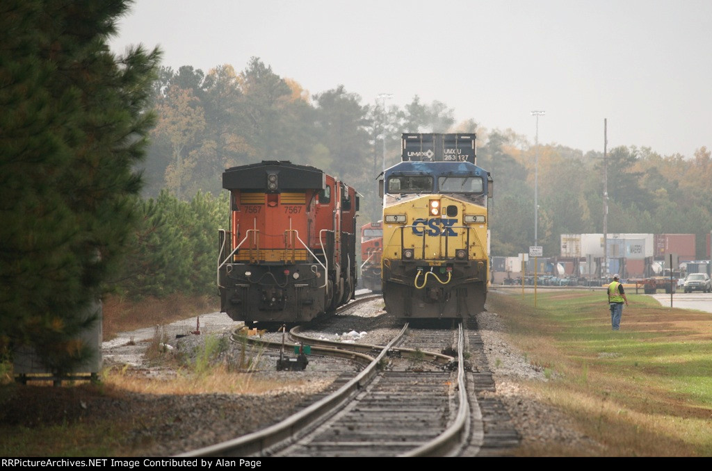 CSX 9 and BNSF 7567 are side by side